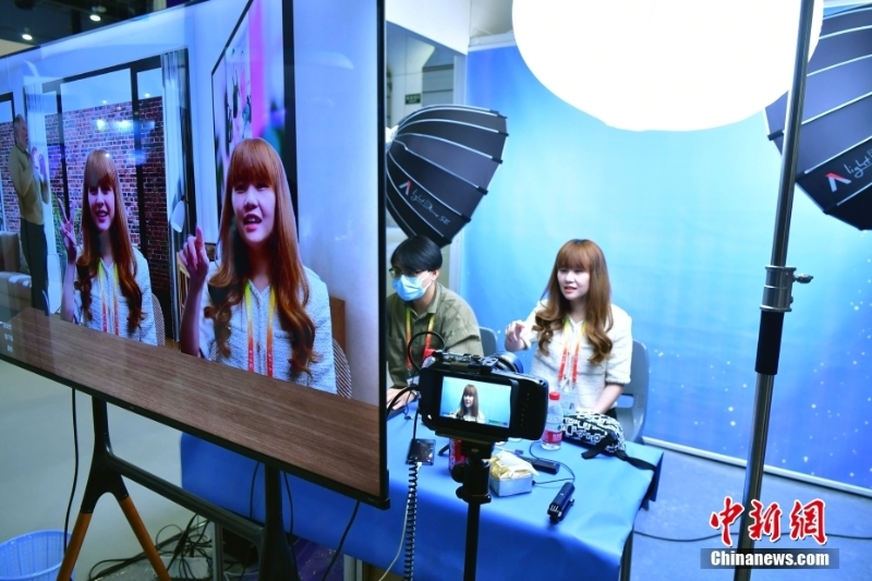 十年間，中國手機網(wǎng)民規(guī)模增長超6億，移動互聯(lián)網(wǎng)不斷展示著改變現(xiàn)實的力量。電商、社交、游戲、移動支付、資訊等各類APP涌現(xiàn)，互聯(lián)網(wǎng)創(chuàng)業(yè)熱潮席卷全國，截至2021年底，中國境內(nèi)外互聯(lián)網(wǎng)上市企業(yè)躍至155家。移動互聯(lián)網(wǎng)，不僅改變了現(xiàn)實中的中國，也改變了世界眼中的中國。資料圖為2022年9月9日，福建廈門，參會者在“投洽會”上體驗元宇宙直播。 <a target='_blank' href='/'>中新社</a>記者 張斌 攝