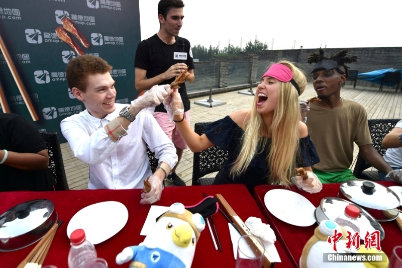 1 過去十年間，中國互聯(lián)網(wǎng)企業(yè)及其推出的移動互聯(lián)網(wǎng)應用產(chǎn)品，已成為“中國智造”的一張新名片。許多中國應用在海外市場擁有大批的用戶，并在海外落地生根，發(fā)展出適合當?shù)氐幕ヂ?lián)網(wǎng)應用模式。通過移動互聯(lián)網(wǎng)，中國的文化內(nèi)容也正顯示出越來越大的影響力，中國的網(wǎng)絡文學、漢服文化、網(wǎng)絡游戲紛紛“出?！保酥型饽贻p人之間的距離?！昂Ｍ夥劢z好奇的不僅是中國發(fā)展有多快，他們更在意普通人的生活方式——中國的外賣小哥、快遞員、農(nóng)民，甚至包括李子柒?！蓖峁恃芯繀f(xié)會會長、聯(lián)合創(chuàng)始人高佑思說。像高佑思這樣的外國網(wǎng)紅，在中國移動互聯(lián)網(wǎng)上并不少見，甚至已成為一種現(xiàn)象。資料圖為歪果仁研究協(xié)會會長、聯(lián)合創(chuàng)始人高佑思(后排左一)在北京現(xiàn)場主持一場試吃活動。 <a target='_blank' href='/'>中新社</a>發(fā) 金碩 攝