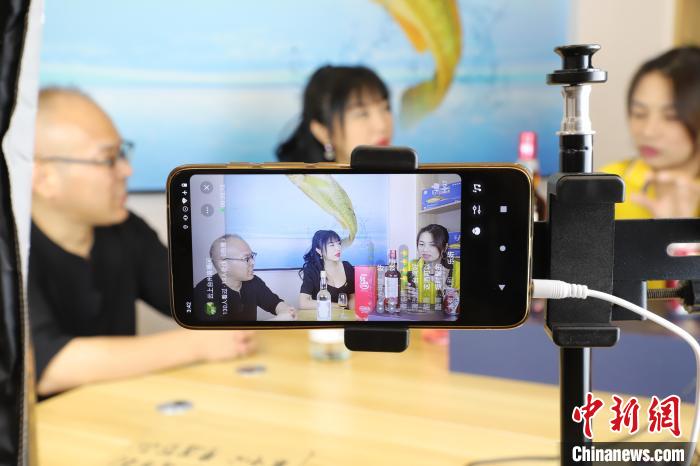 劉樂妍(左二)進行直播?！￡惼G紅 攝