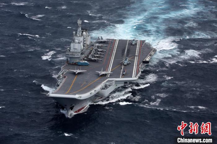 2016年12月26日，遼寧艦航母編隊(duì)首次出宮古海峽。　張凱 攝