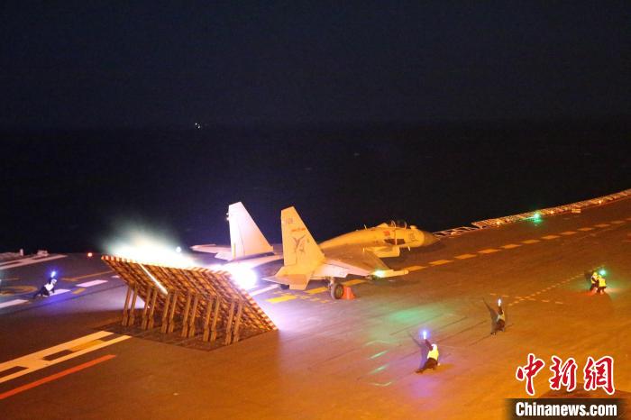 海軍遼寧艦在夜間放飛殲-15艦載戰(zhàn)斗機(jī)。　張凱 攝