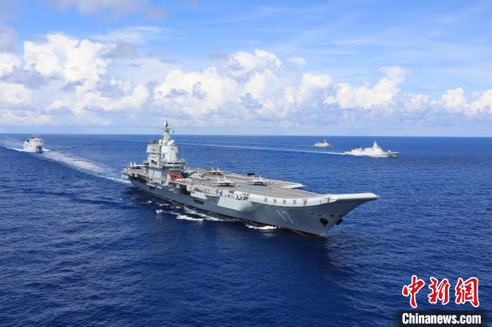 2022年8月6日，山東艦航母編隊(duì)進(jìn)行航渡。　安妮 攝