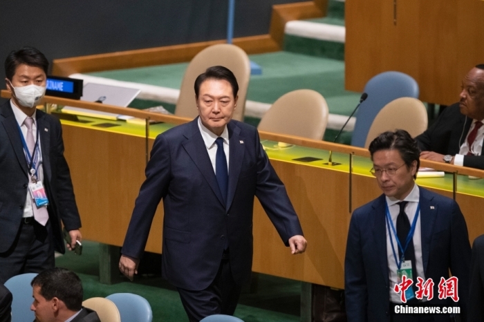 當(dāng)?shù)貢r(shí)間9月20日，第77屆聯(lián)合國(guó)大會(huì)一般性辯論在紐約聯(lián)合國(guó)總部開幕，韓國(guó)總統(tǒng)尹錫悅進(jìn)入會(huì)場(chǎng)準(zhǔn)備大會(huì)發(fā)言。 <a target='_blank' href='/'>中新社</a>記者 廖攀 攝