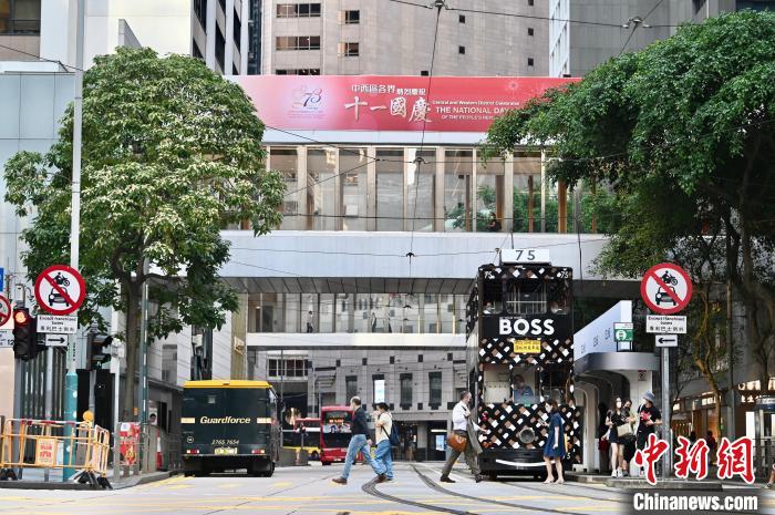 中環(huán)一大廈天橋上的慶祝國慶橫幅?！±钪救A 攝