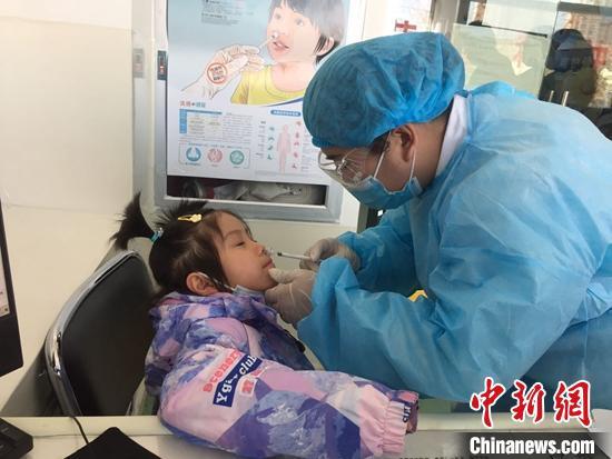 資料圖：接種鼻噴流感疫苗?！√账┛?攝
