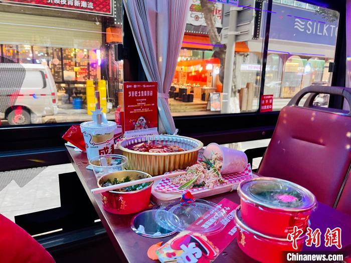 成都升級版“火鍋巴士”內部?！〕啥脊还﹫D