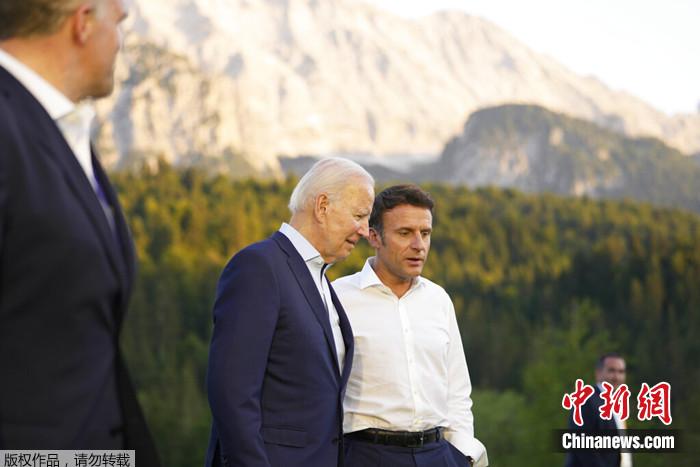 當?shù)貢r間2022年6月26日，法國總統(tǒng)馬克龍與美國總統(tǒng)拜登交談。
