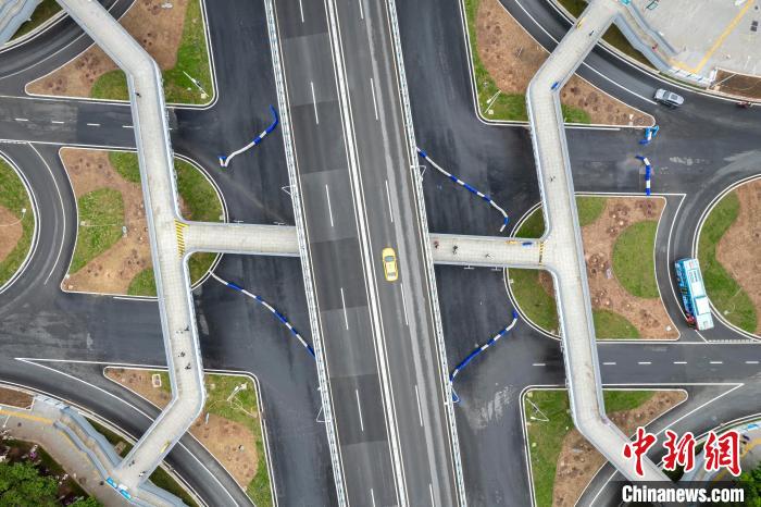 圖為俯視呈“工”字型的人行天橋?！￡愽?攝