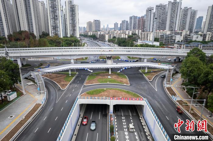 圖為人行天橋所處路段，城市高架橋、下穿道交錯，形成“路上有路、橋上有橋”景觀?！￡愽?攝