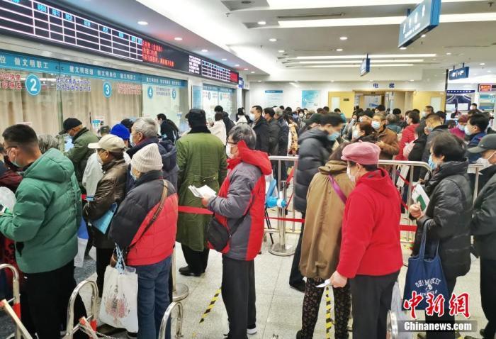 資料圖：民眾在門診大廳排隊(duì)掛號(hào)。 湯彥俊 攝