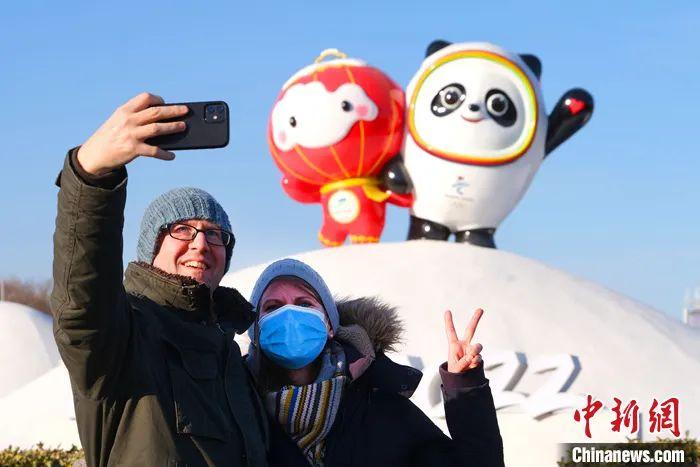 資料圖：2022年1月12日，北京冬奧吉祥物“冰墩墩”“雪容融”亮相北京市朝陽區(qū)北辰路(北中軸路)，吸引路人拍照留影。<a target='_blank' href='/'>中新社</a>發(fā) 郭俊鋒 攝