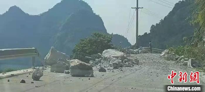 圖為地震造成山區(qū)道路受損?！|蘭宣傳部供圖