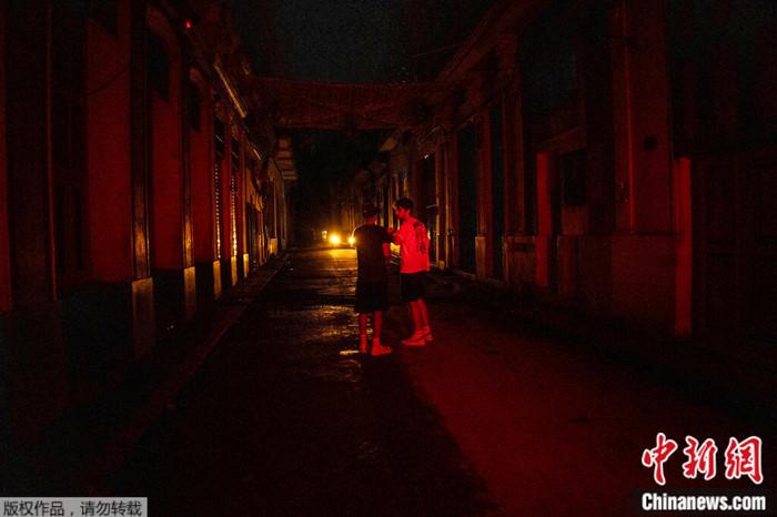 2022年9月28日，停電期間的古巴哈瓦那街頭。