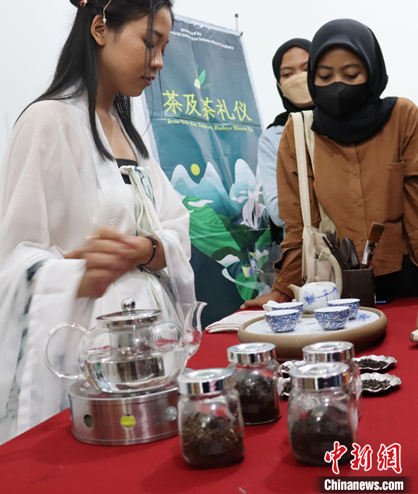 圖為茶藝體驗。 <a target='_blank' href='/'>中新社</a>發(fā) 印尼三一一大學(xué)孔子學(xué)院 供圖