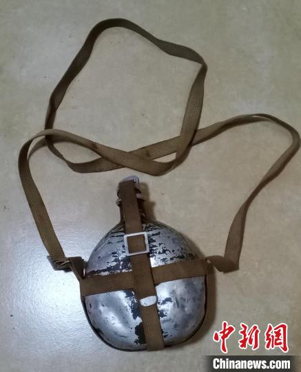 當年紅軍戰(zhàn)士犧牲時留下的水壺，現(xiàn)已成為陳毅翔一家的傳家寶?！￡惱蚶?攝