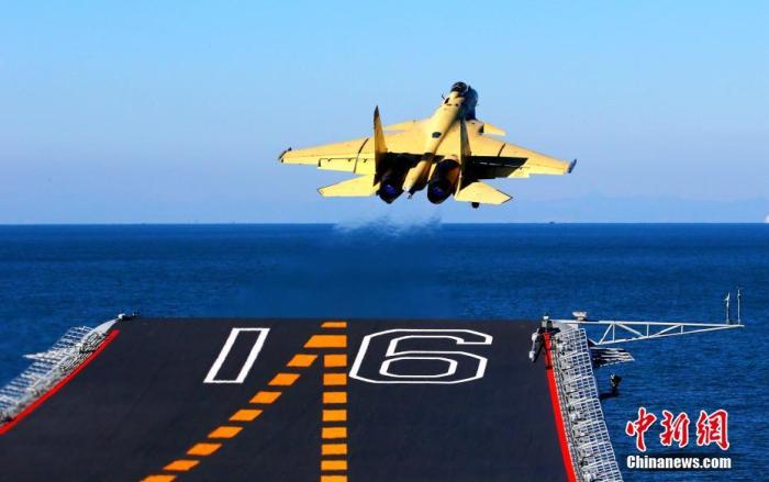 資料圖:中國(guó)首款艦載機(jī)殲-15飛機(jī)在航母遼寧艦上起飛瞬間。 中國(guó)航空工業(yè)供圖