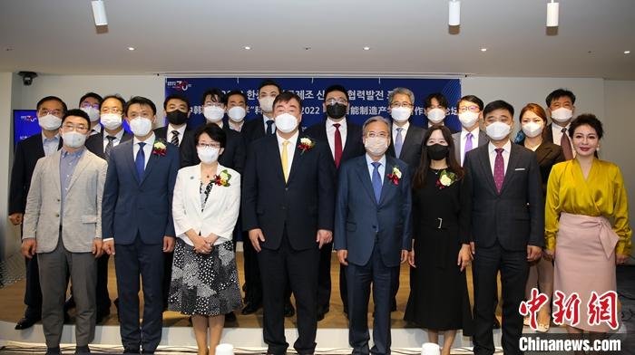 圖為論壇嘉賓合影。 劉旭攝