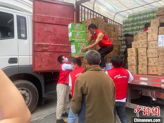 9月7日，四川臺(tái)企康師傅集團(tuán)將賑災(zāi)物資送達(dá)瀘定縣磨西鎮(zhèn)。當(dāng)日，由四川臺(tái)資企業(yè)康師傅集團(tuán)和旺旺集團(tuán)成都總廠捐贈(zèng)的價(jià)值超100萬(wàn)元人民幣的救災(zāi)物資送至瀘定縣。 中新社發(fā) 四川省臺(tái)辦 供圖.jpg