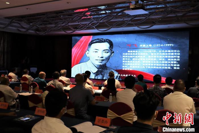 紀(jì)錄片《鐵流—出征》首映式現(xiàn)場?！窃式?攝