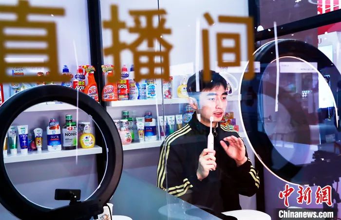 資料圖：2020年11月8日，第三屆中國(guó)國(guó)際進(jìn)口博覽會(huì)在國(guó)家會(huì)展中心(上海)舉行，不少展商請(qǐng)來網(wǎng)紅主播在消費(fèi)品展區(qū)“直播帶貨”。 <a target='_blank' href='/'>中新社</a>記者 湯彥俊 攝 　　