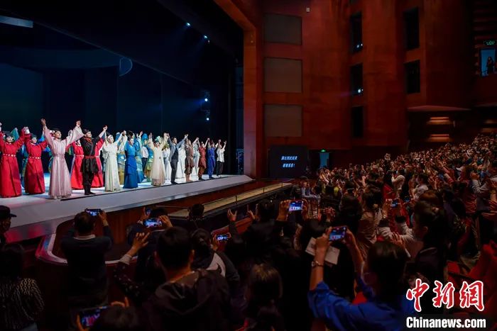 資料圖：2022年3月3日，舞蹈詩(shī)劇《只此青綠》全國(guó)第二輪巡演在海口拉開序幕，演出受到觀眾熱捧。以中國(guó)古代名畫《千里江山圖》為藍(lán)本創(chuàng)作的舞蹈詩(shī)劇《只此青綠》，2021年8月開始全國(guó)首輪巡演，演出50多場(chǎng)，好評(píng)如潮。2022年央視春晚亮相后，該劇更引起海內(nèi)外熱議。<a target='_blank' href='/'>中新社</a>記者 駱云飛 攝 　