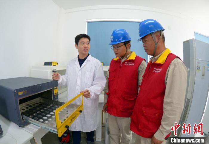 電力部門工作人員了解保護區(qū)育雛飼養(yǎng)用電情況?！☆欎h明 攝