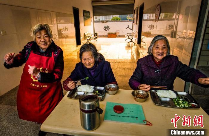 《老人幸福食堂》?！潜?攝