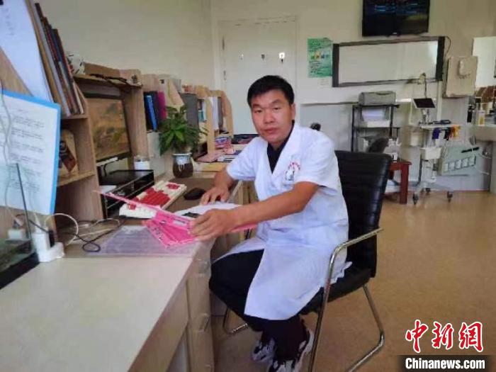 圖為工作中的王如剛?！⊥跞鐒?攝