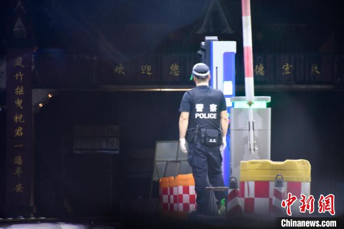 圖為民警堅(jiān)守崗位?！〉潞赀吘彻芾碇ш?duì)供圖