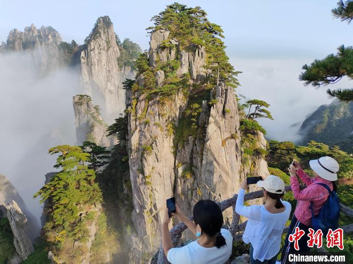 安徽黃山國(guó)慶假期迎客10萬(wàn)余人