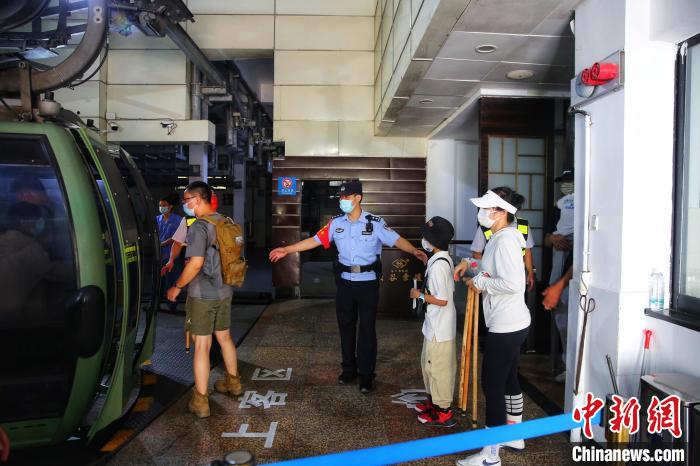 黃山民警引導(dǎo)游客有序坐上纜車(chē) 汪娜 攝