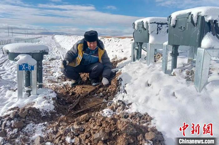 國慶節(jié)期間，梁海峰在青藏鐵路唐古拉南站檢查信號(hào)設(shè)備。　李凱豐 攝