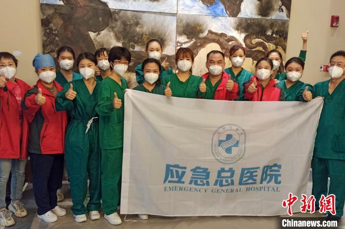 圖為應(yīng)急總醫(yī)院醫(yī)療隊(duì)合影留念?！∥鞑厣窒揽傟?duì) 供圖