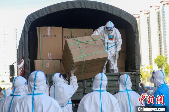 圖為西藏森林消防隊(duì)員搬運(yùn)抗疫物資?！∥鞑厣窒揽傟?duì) 供圖