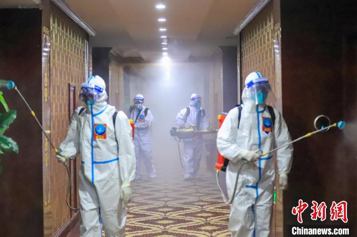 西藏森林消防隊(duì)員對(duì)隔離酒店進(jìn)行覆蓋式消殺。　西藏森林消防總隊(duì) 供圖