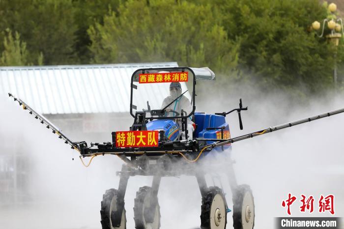 森林消防隊(duì)員利用特種車(chē)輛進(jìn)行消殺?！∥鞑厣窒揽傟?duì) 供圖