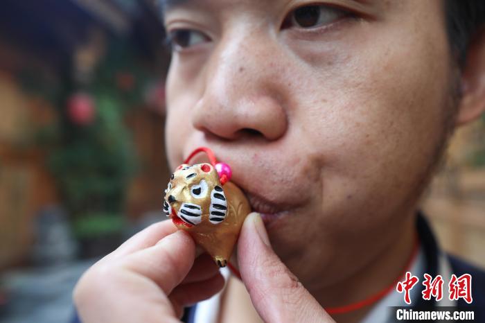 姚德波在測(cè)試“桐梓泥哨”開哨情況?！■暮陚?攝