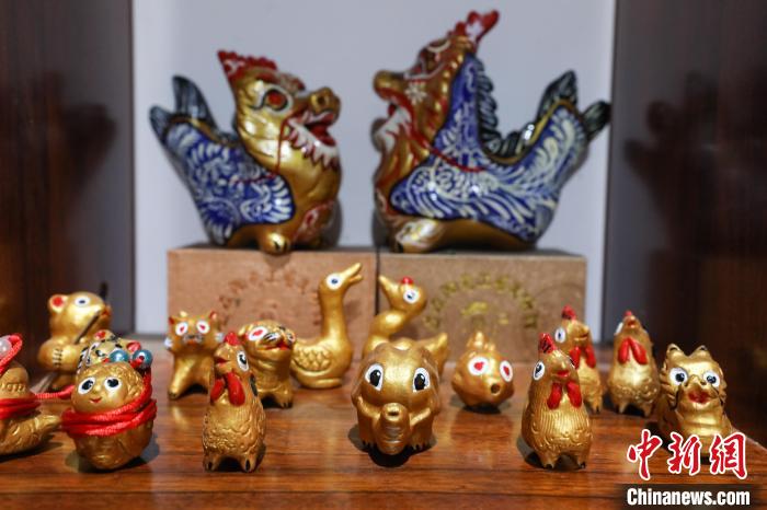 姚德波制作的“桐梓泥哨”?！■暮陚?攝