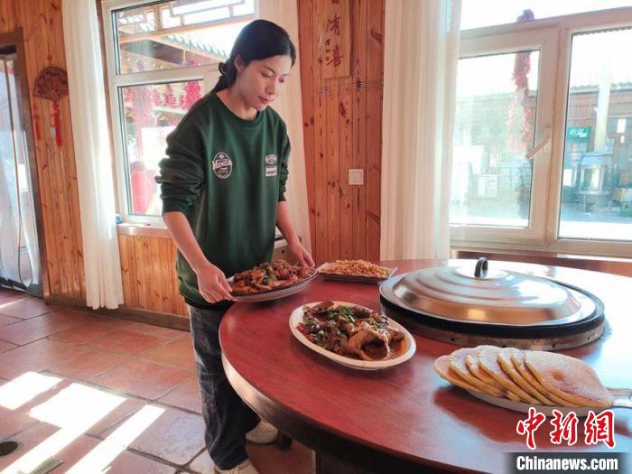 曲麗杰在為客人準(zhǔn)備宴席?！∈茉L者供圖