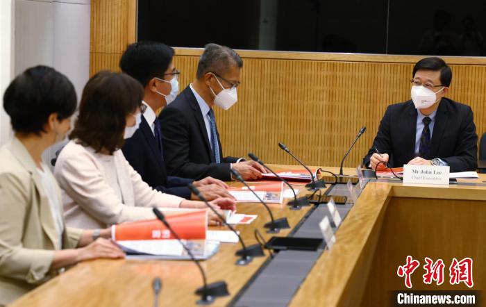 李家超7日在社交媒體表示，將審視涉及土地供應(yīng)及公營(yíng)房屋報(bào)告的建議，并考慮納入施政報(bào)告?！±罴页缃幻襟w 攝