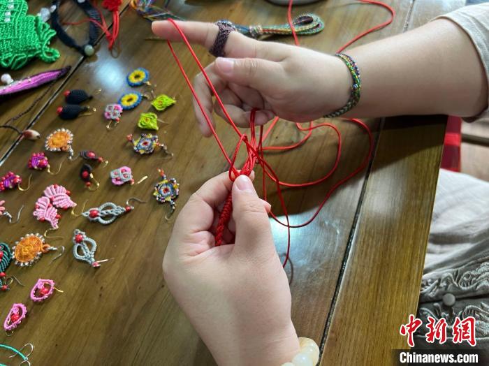 圖為焦瑞吉正在制作?！±钜画[ 攝