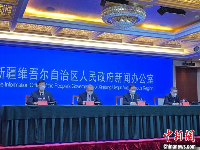 新疆維吾爾自治區(qū)6日晚召開(kāi)疫情防控新聞發(fā)布會(huì)?！∨绥?攝