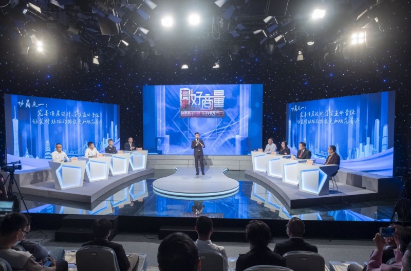 政協(xié)委員、政府部門代表、物業(yè)代表等在廣州市政協(xié)“有事好商量”民生實(shí)事協(xié)商平臺(tái)，圍繞加強(qiáng)裝修垃圾管理議題展開協(xié)商(2021年11月19日攝)。新華社發(fā)(莊小龍 攝)