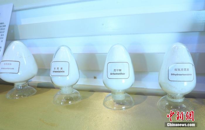 圖為9月7日，當?shù)匾凰幤笳故旧a(chǎn)加工后的青蒿素及其制劑。 <a target='_blank' href='/'>中新社</a>記者 周毅 攝
