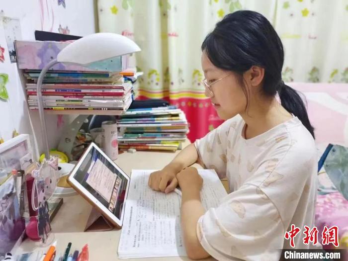 學(xué)生線上上課，停課不停學(xué)?！⌒陆a(chǎn)建設(shè)兵團(tuán)第十二師融媒體中心供圖