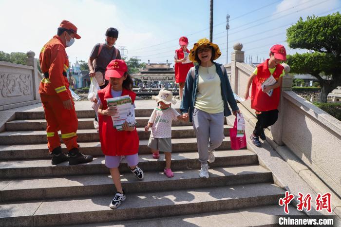 宣傳志愿者們正在開展宣傳工作。　蔡增欣 攝