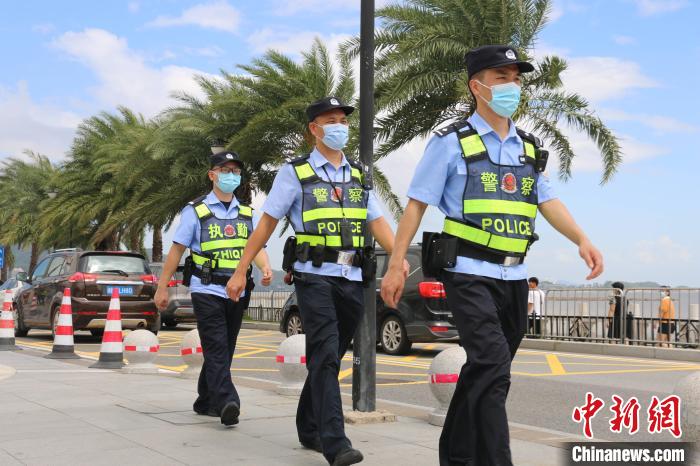珠海警方開展景區(qū)巡邏守護群眾假期出行安全?！￡惞彗?攝