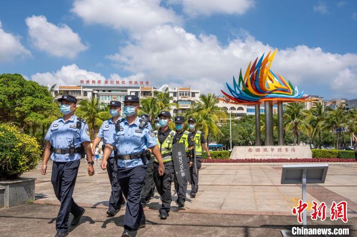 陽江公安加強重陽節(jié)放風(fēng)箏活動場所巡邏防控工作?！￡愋?攝