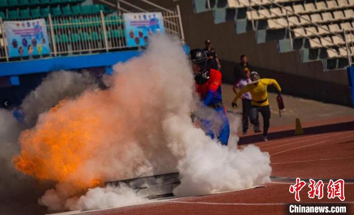 圖為接力賽中馬志明用滅火器撲滅油池的火?！≠F州省消防救援總隊(duì)供圖