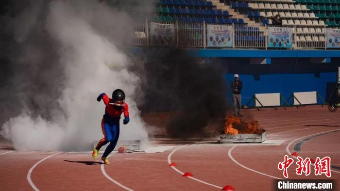 圖為馬志明進(jìn)行沖刺?！≠F州省消防救援總隊(duì)供圖